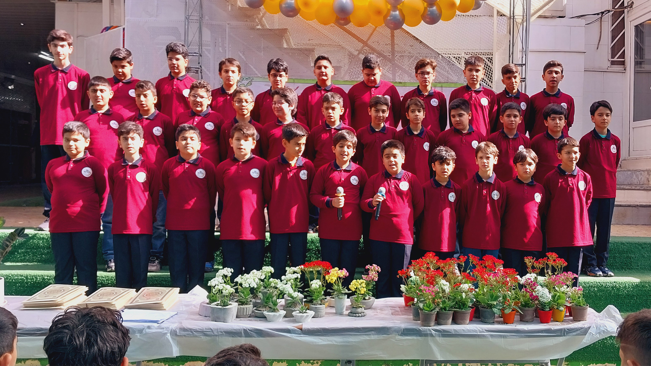 طنین شور و سپاس در دبستان جاوید؛ جشن روز معلم با شکوهی خاص برگزار شد