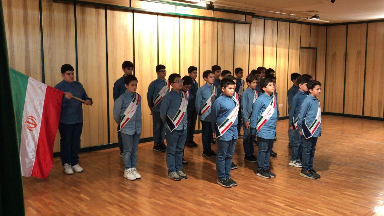 اجرای گروه سرود دبستان جاوید در همایش رؤسای انجمن اولیا و مربیان مدارس منطقه 2 و مجمع خیرین مدرسه ساز