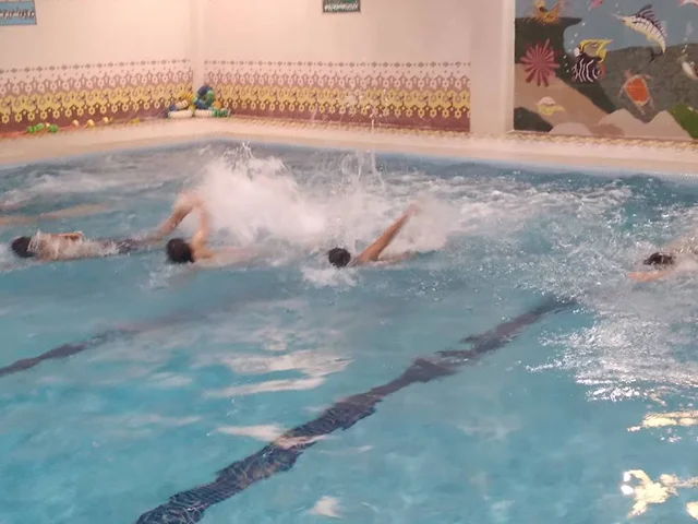 رقابت نفسگیر شناگران برای پیوستن به تیم مدرسه!