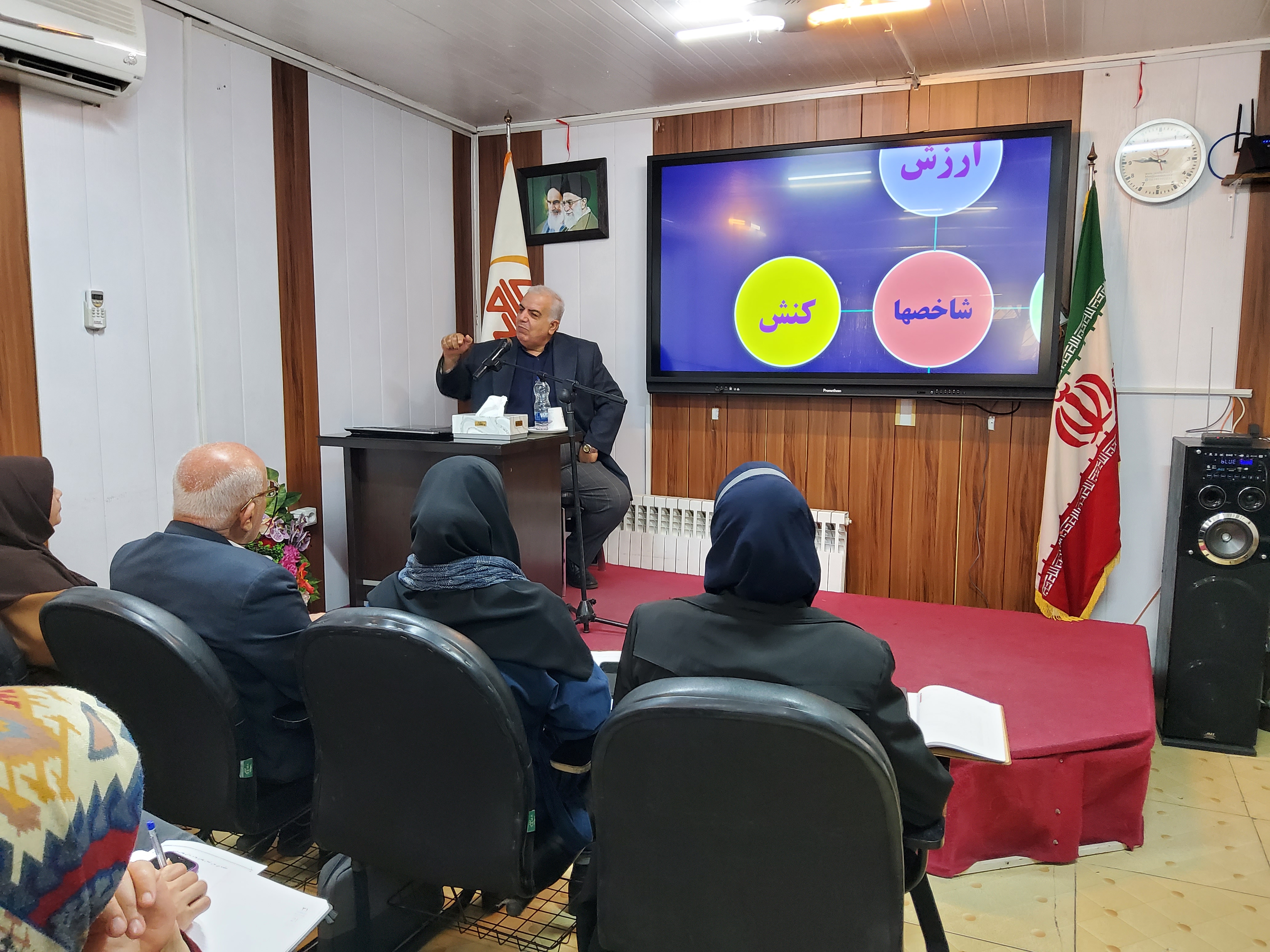 جلسه دکتر حسنی ویژه همکاران دبستان جاوید