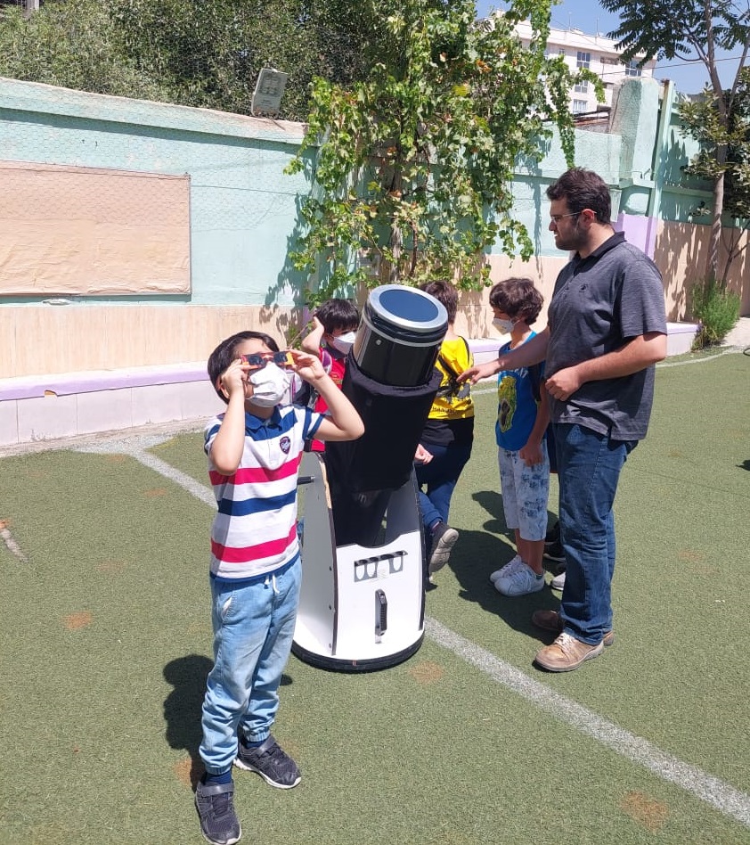 رصد خورشید با تلسکوپ و عینک مخصوص در پایگاه تابستانی دبستان جاوید