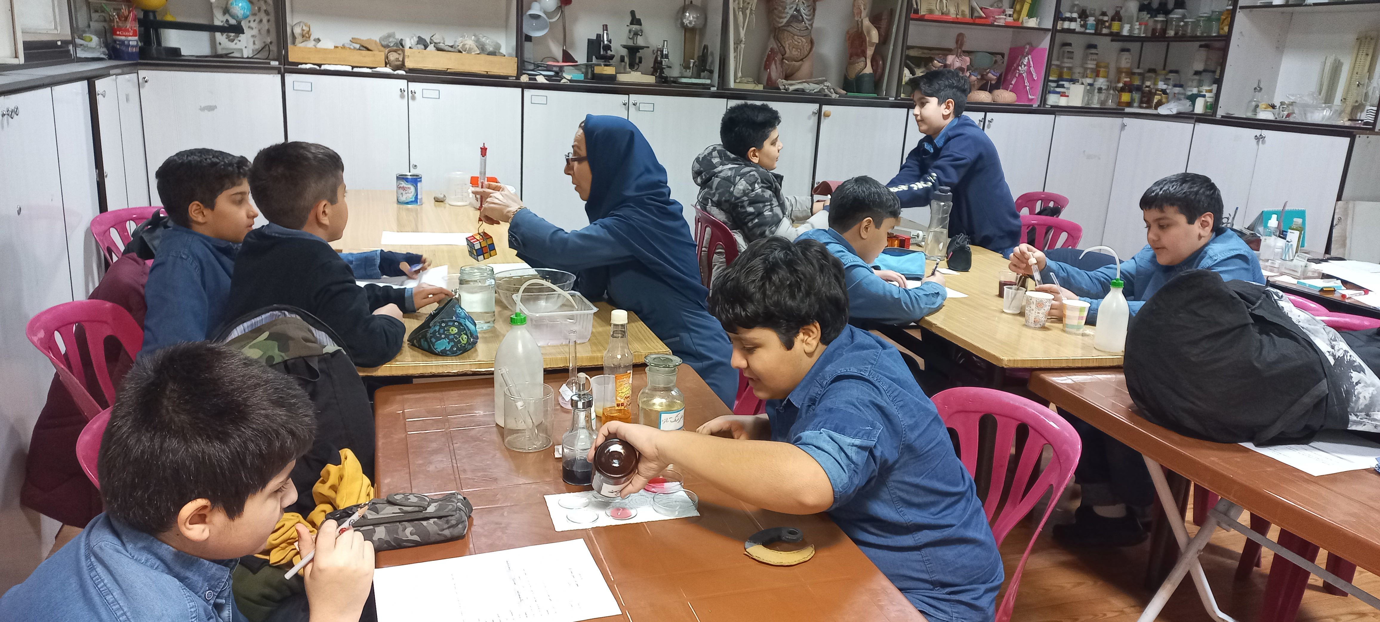 فعالیت های آزمایشگاهی دانش آموزان به مناسبت هفته پژوهش