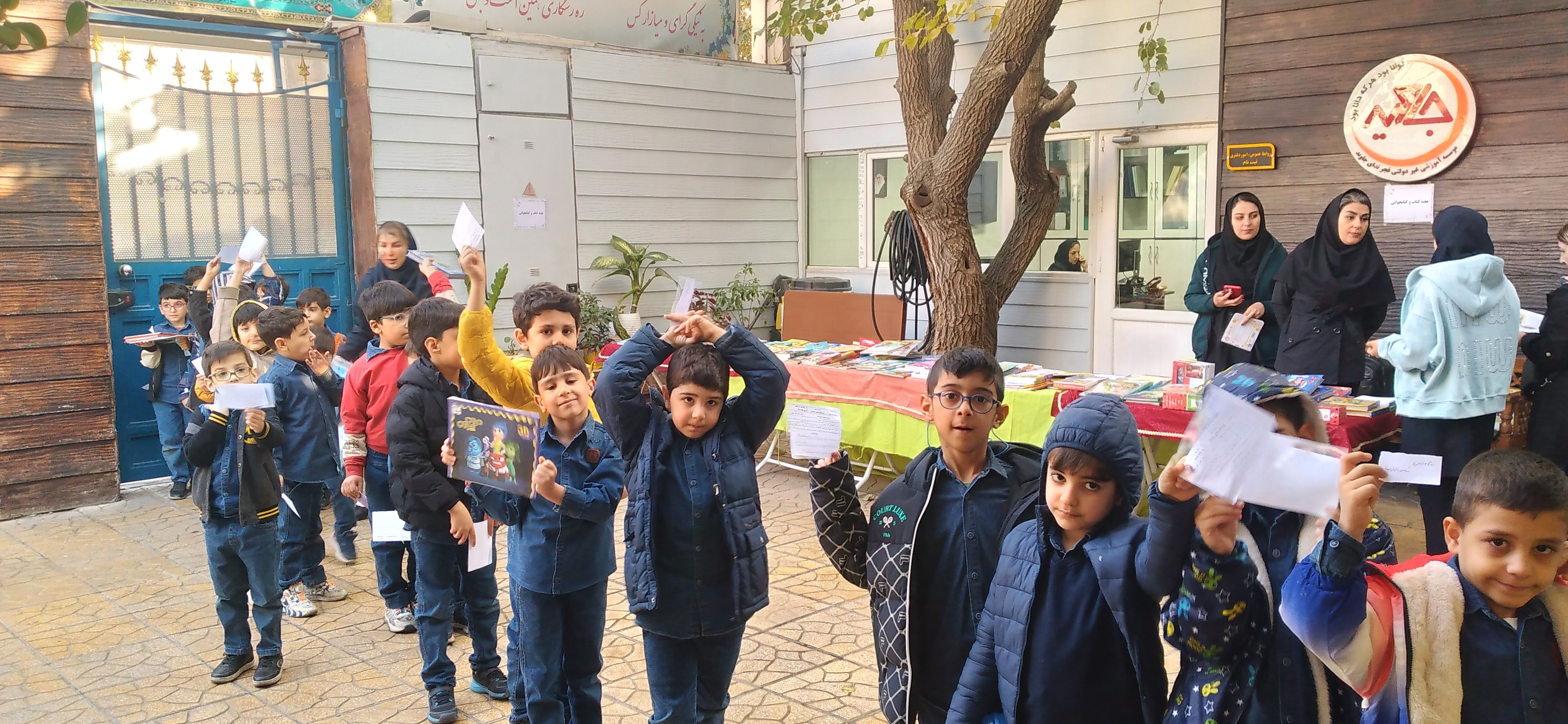 برگزاری نمایشگاه کتابی صمیمی در دبستان جاوید