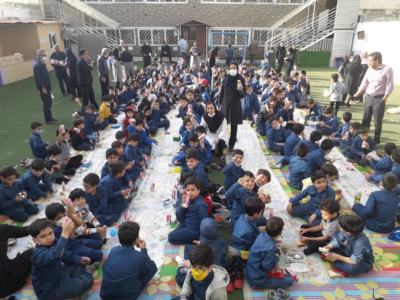 پذیرایی از دانش آموزان با شیر پاستوریزه و صرف صبحانه سلامت به مناسبت روز جهانی غذا (23 مهر)