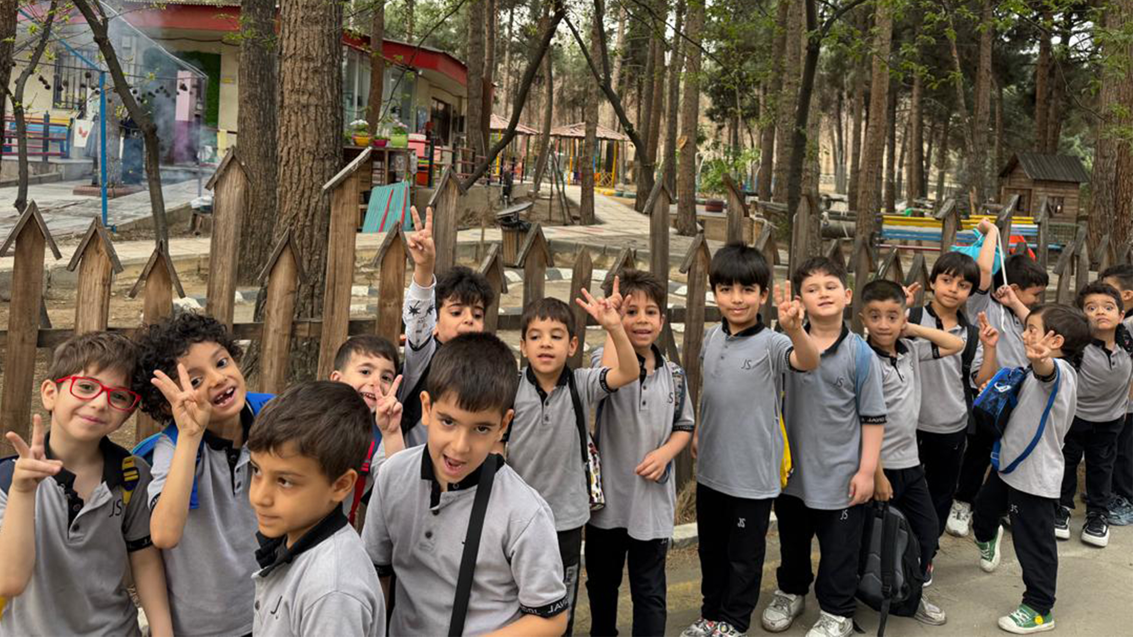 دانش‌آموزان کوچک دبستان جاوید در اردوی چیتگر: یک روز آموزش سبز با چاشنی بازی و آش رشته!