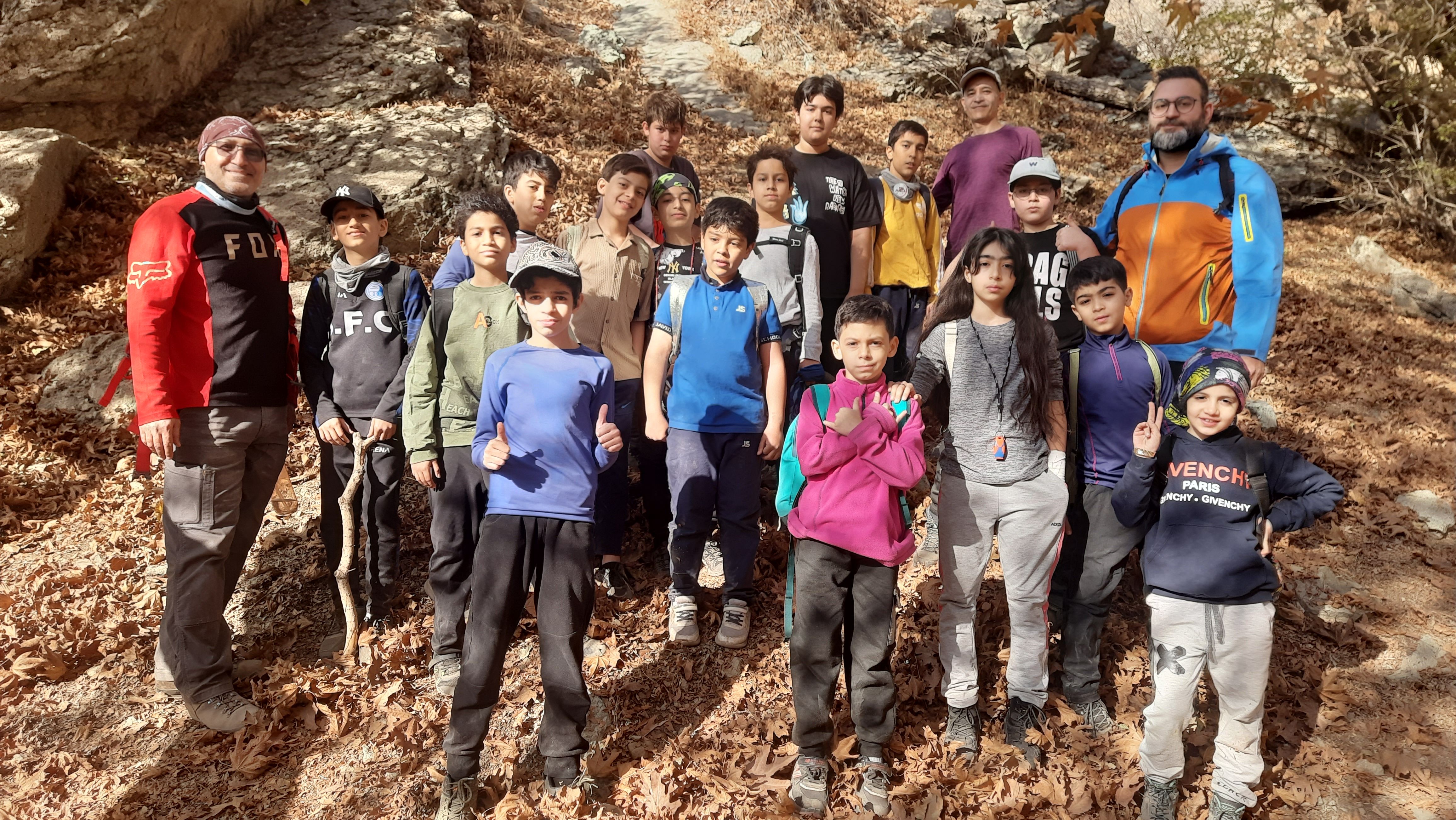 کوهنوردی دانش آموزان دبستان جاوید به قله چین کلاغ