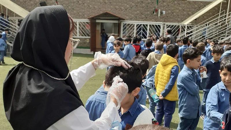 بهار سلامت در مدرسه جاوید؛ آغاز طرح غربالگری پدیکلوز دانشآموزان