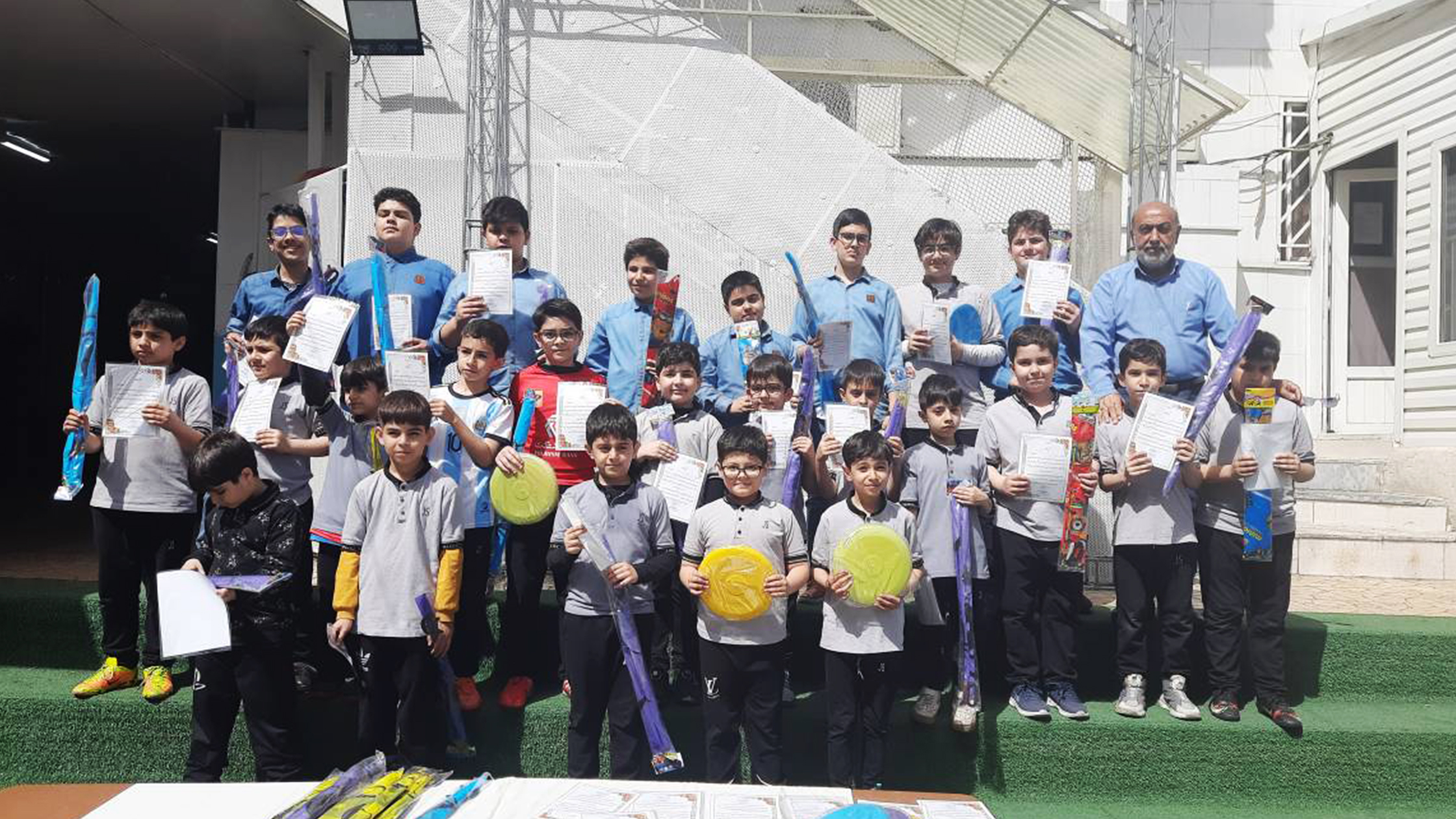 تقدیر از برگزیدگان جشنواره هنری "میلاد نور" و تشویق تمامی شرکت‌کنندگان در مدرسه جاوید