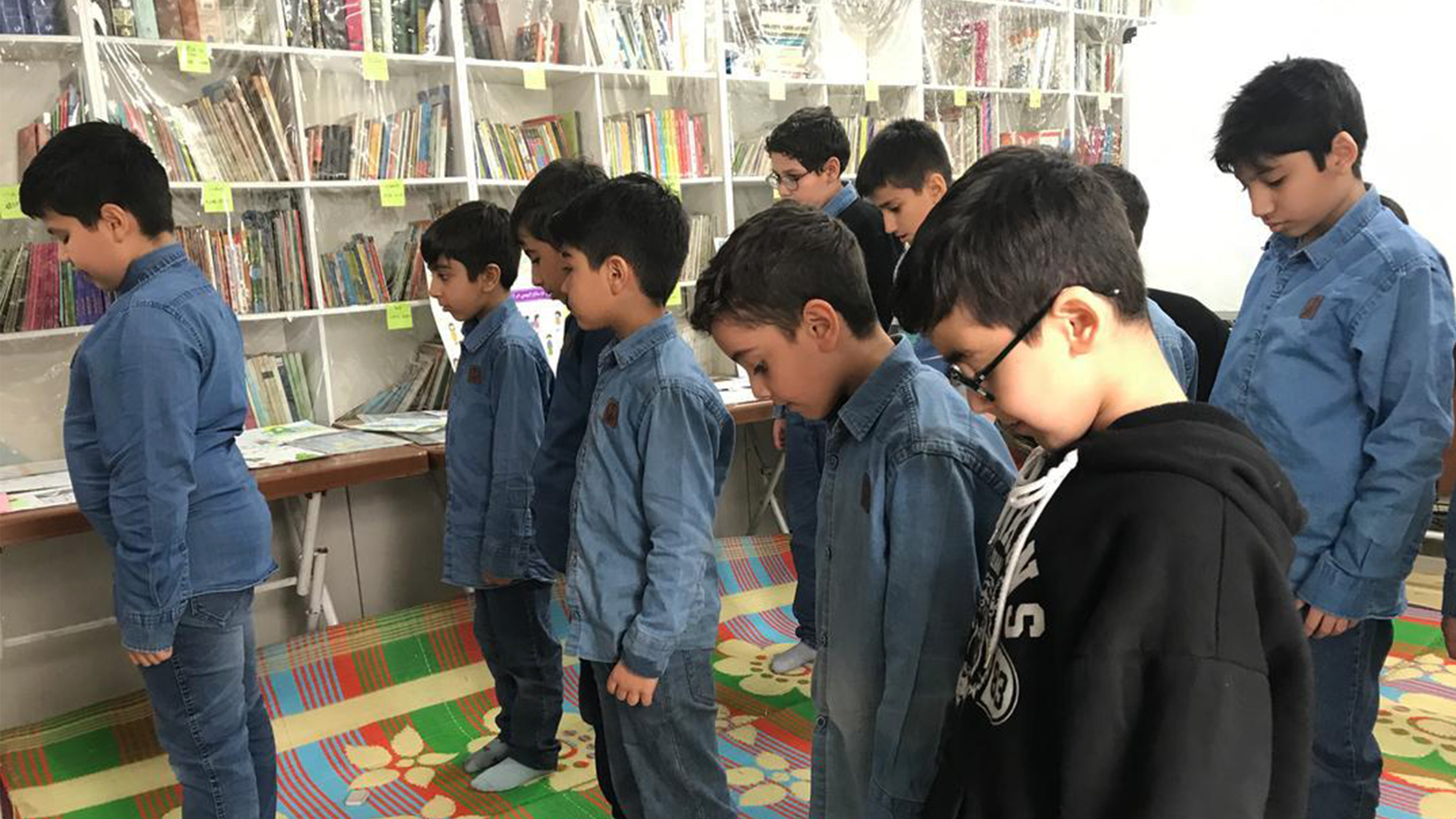 اقامه نماز جماعت روزانه در مدرسه جاوید با حضور خودجوش دانش آموزان