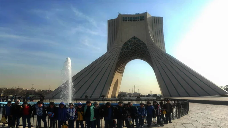 سفری به قلب تاریخ و هنر: بازدید دانشآموزان جاوید از برج آزادی تهران