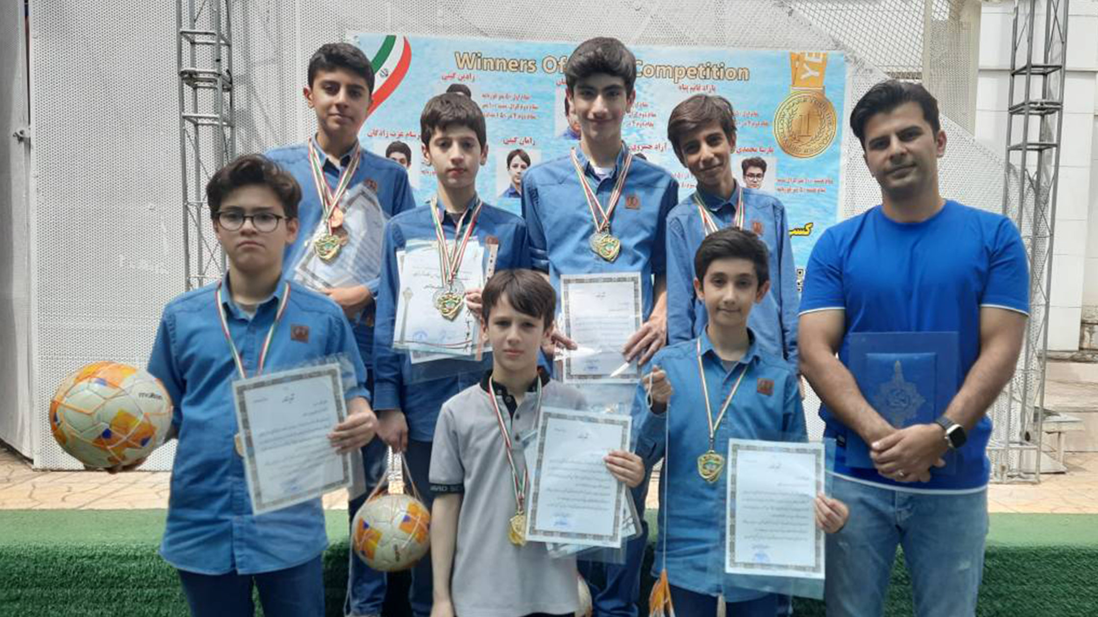 تجلیل باشکوه از شناگران قهرمان دبستان جاوید؛ فاتحان سکوی نخست مسابقات منطقه ۲