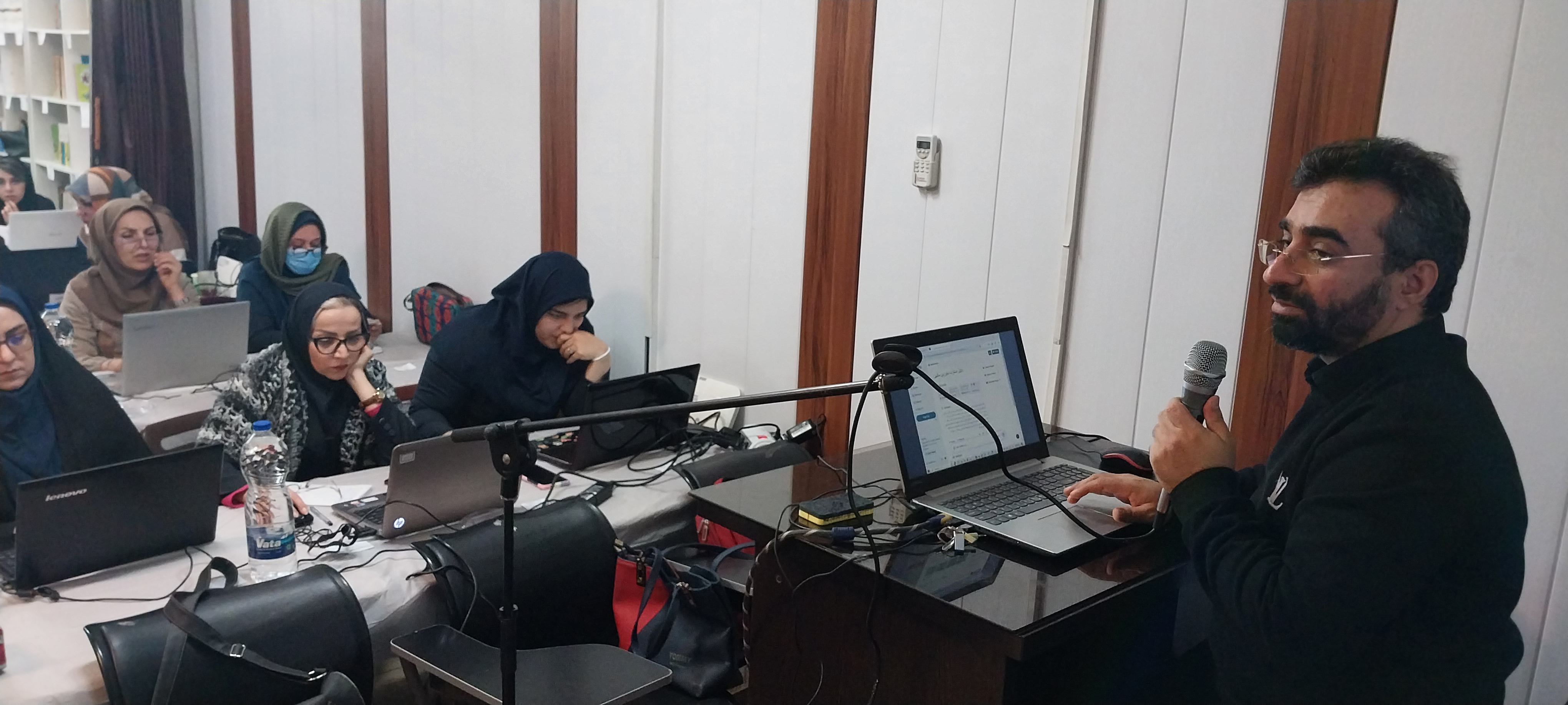 برگزاری دوره های آموزشی کاربرد هوش مصنوعی برای مؤسسان مدیران معلمان و کادر اداری مدارس