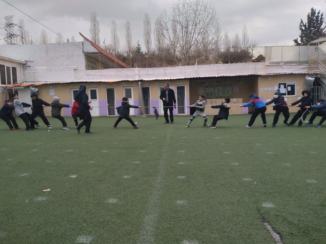 برگزاری مسابقات جذاب طناب کشی و پرش با کیسه به مناسبت دهه فجر