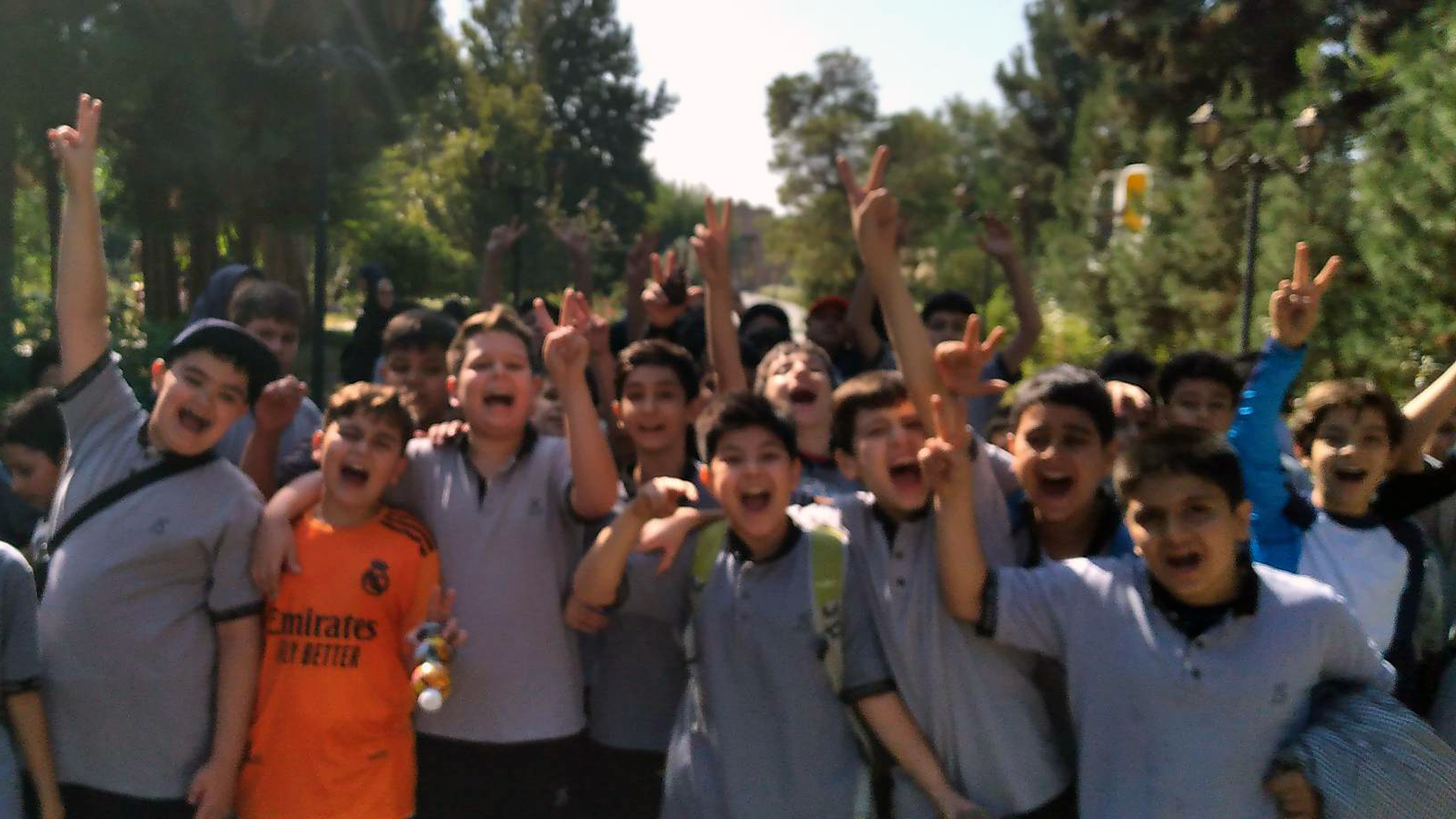 شادی و نشاط در اردوی تفریحی دریاچه چیتگر، دانش‌آموزان دوره دوم